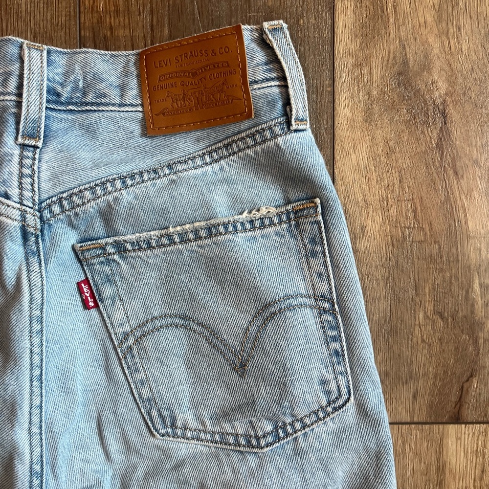 Levis - Picture 3 of 4
